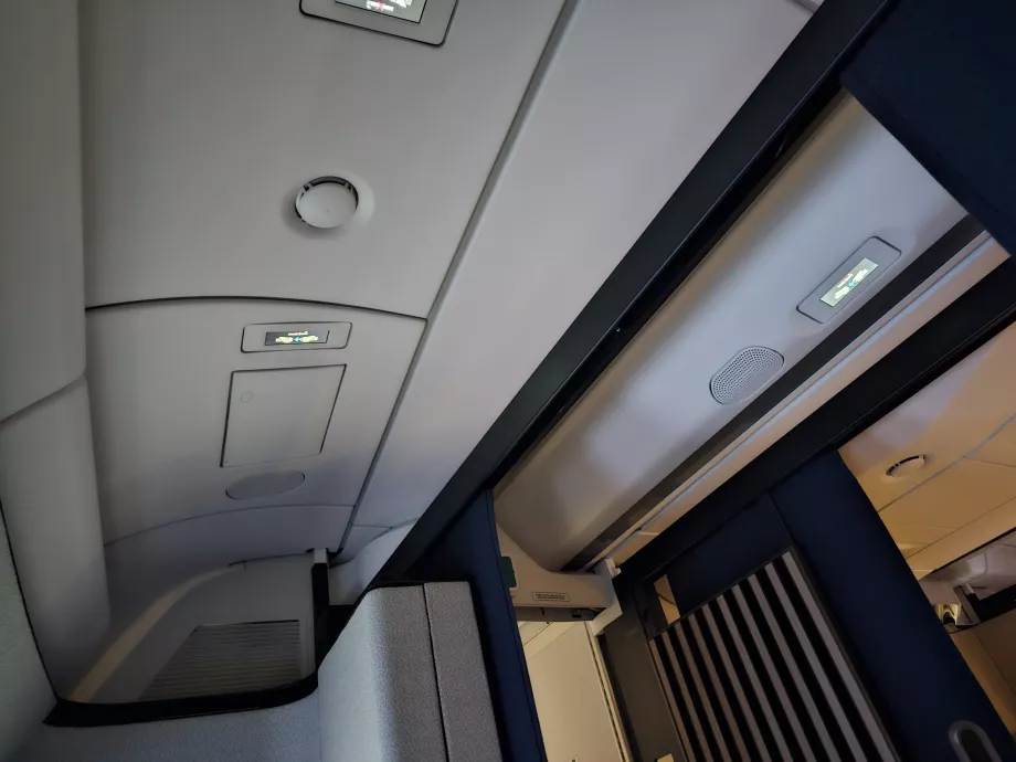 Ausência de caixotes do lixo suspensos