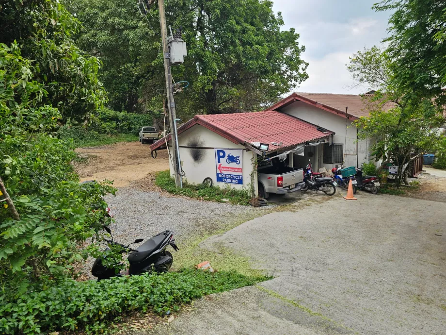 Praia de Coral Cove, estacionamento para scooters