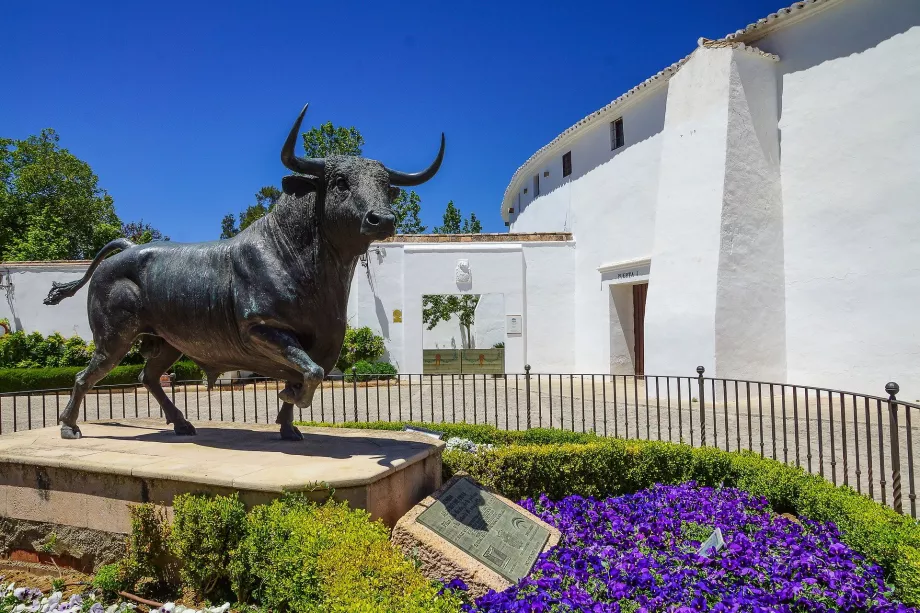 A estátua de um touro em frente à Plaza de Toros