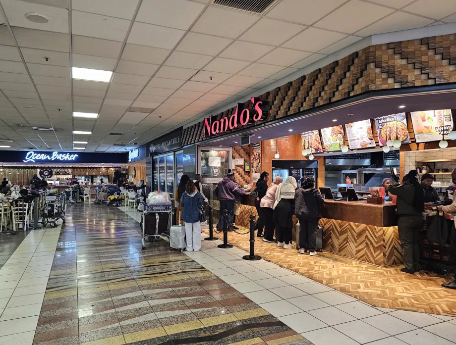 Praça de alimentação no espaço público