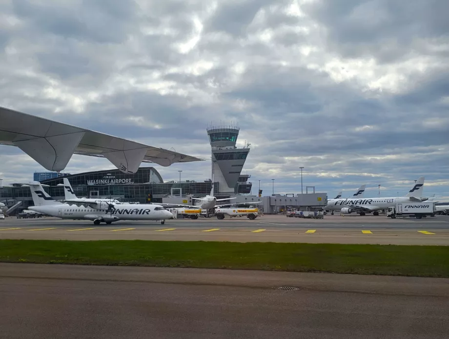 Avião da Finnair no aeroporto de Helsínquia