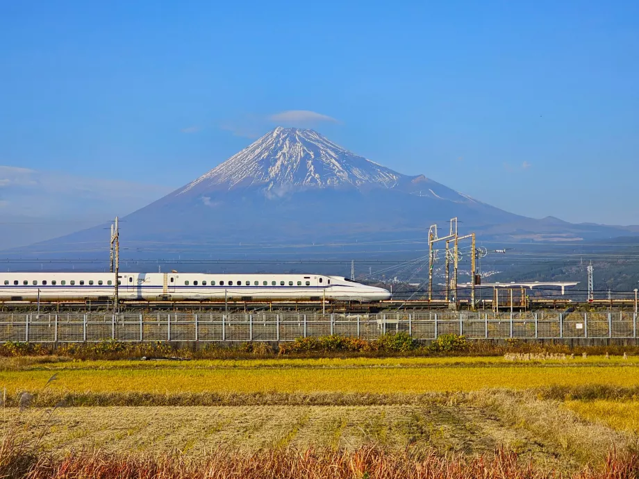 Shinkansen com o Monte Fuji em pano de fundo