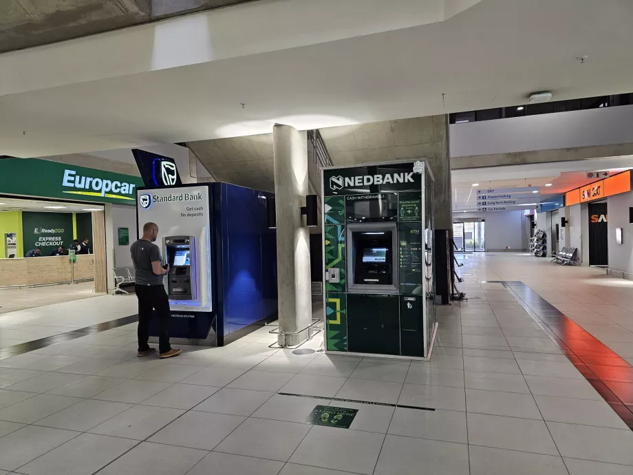 Caixas multibanco no edifício-garagem