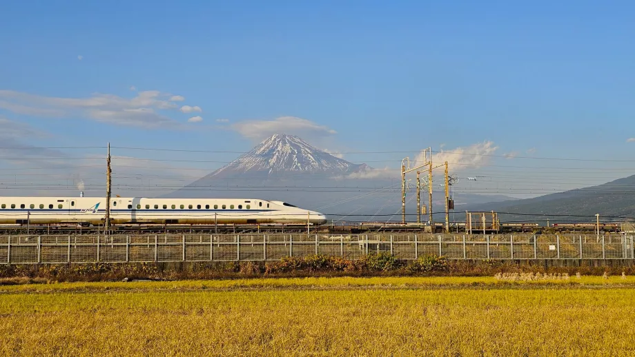 Shinkansen com o Monte Fuji em pano de fundo