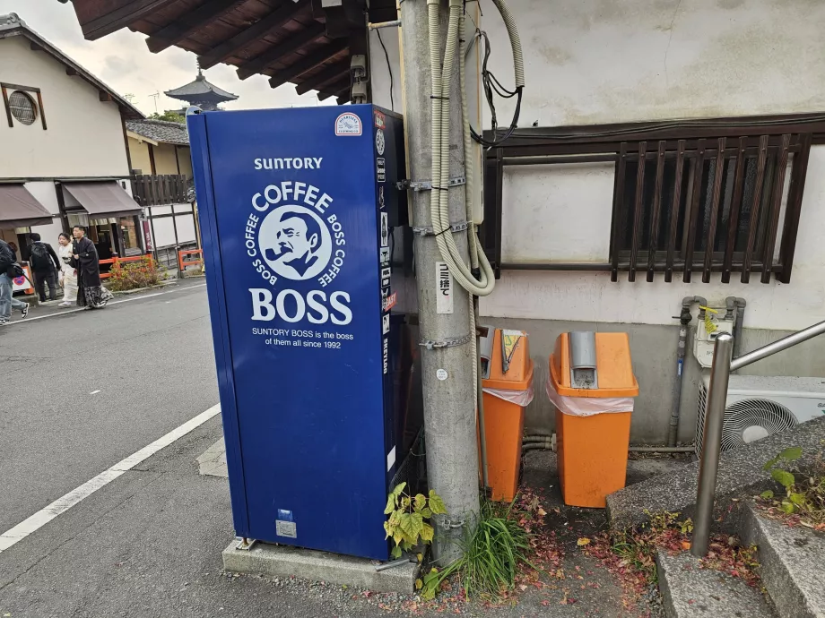 Caixa de distribuição de garrafas de plástico no distribuidor de bebidas