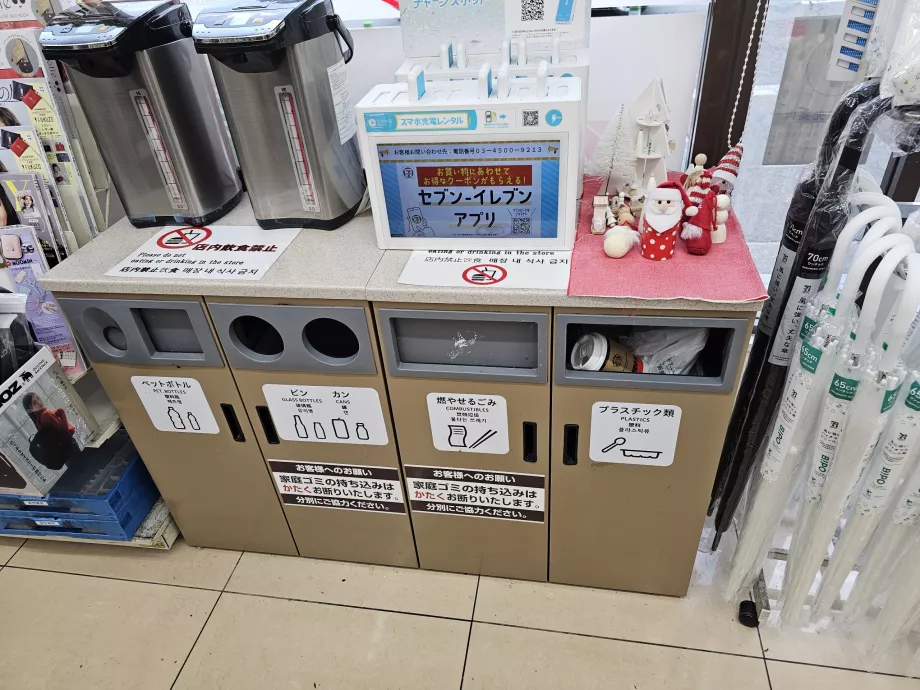 Caixotes de lixo nos minimercados