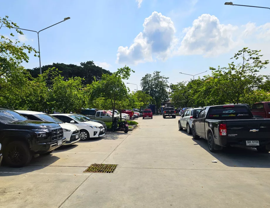 Estacionamento na marina, levantamento do carro alugado