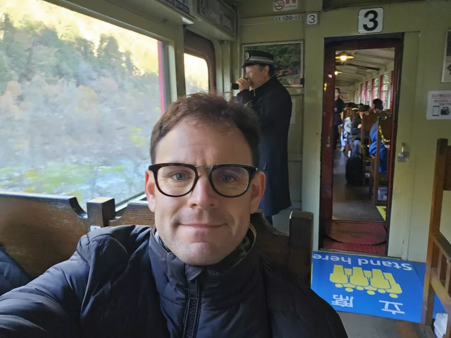 Eu no romântico comboio de Sagano