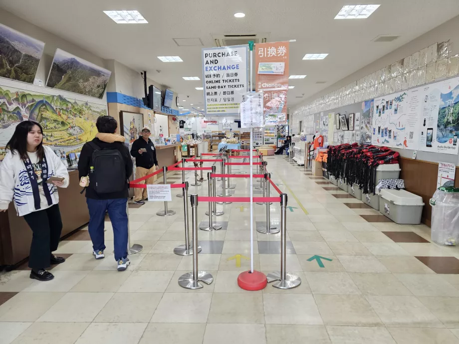 Caixa no cais dos barcos