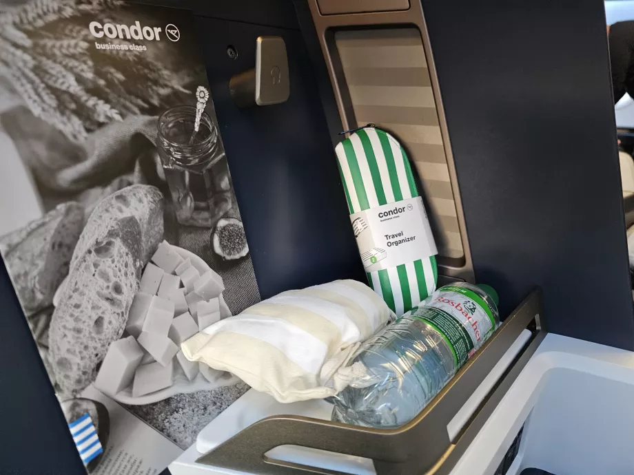 Kit de amenidades, menu e água