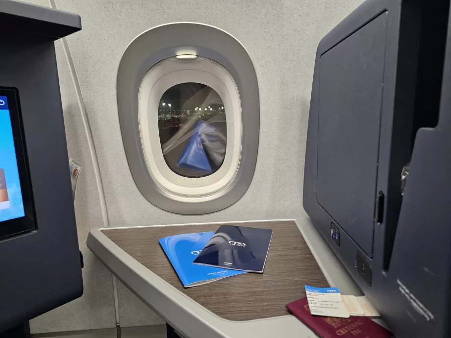 Mesa e zona de arrumação fechada com espelho