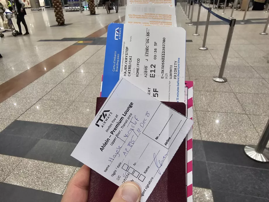 Cartão de embarque e convite para a sala de espera no aeroporto do Cairo