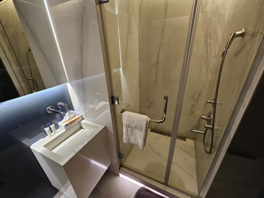 Ahlein Lounge, duche