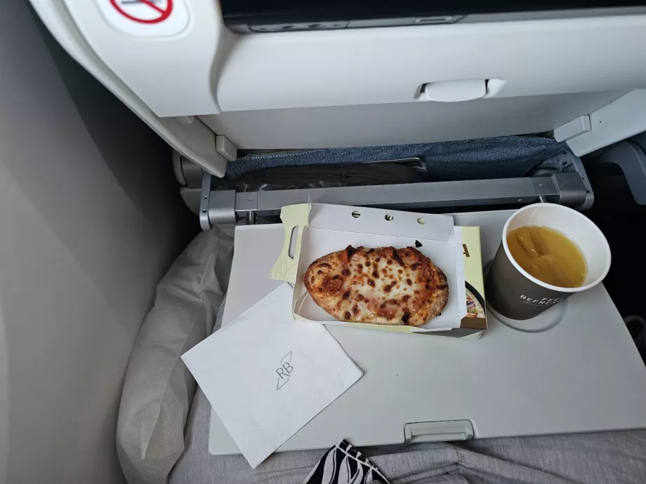 Lanche antes da aterragem num voo de longo curso da Royal Brunei Airlines