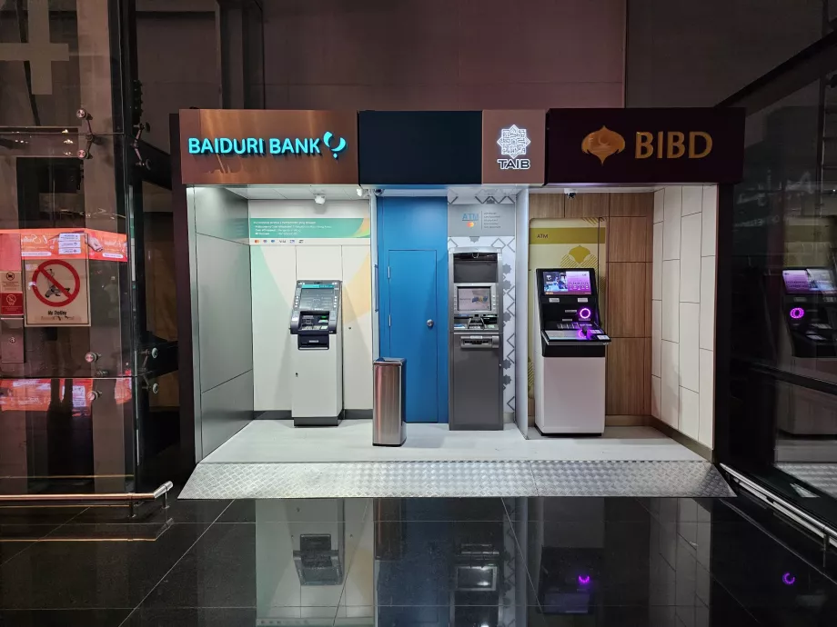 Caixas multibanco no átrio das chegadas