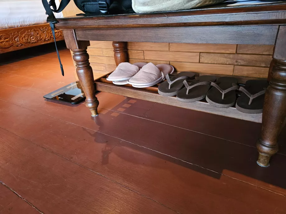 Chinelos, chinelos de dedo e balanças de escalada