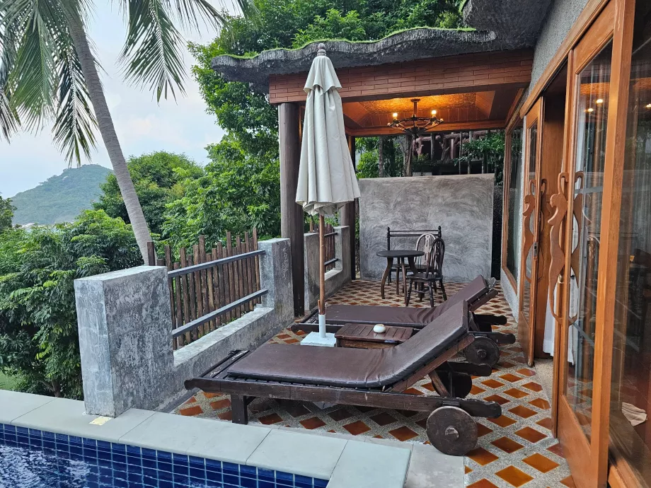 Terraço com espreguiçadeiras