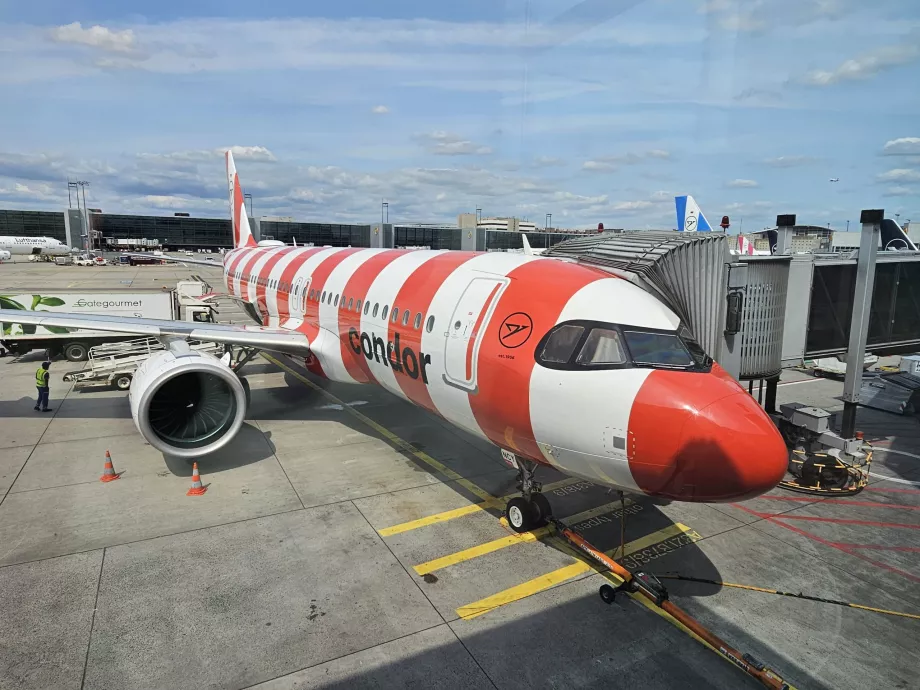 Airbus A320 Condor vermelho