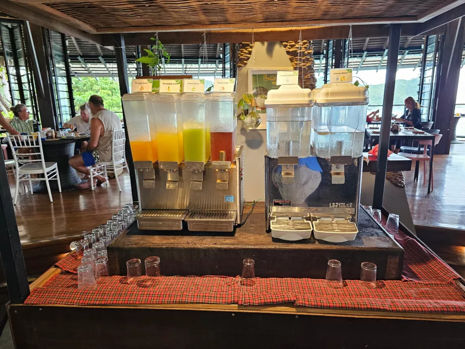 Pequeno-almoço: água e sumos de fruta