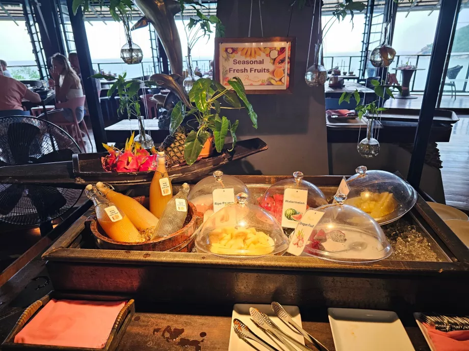 Pequeno-almoço: sumos e produtos frescos