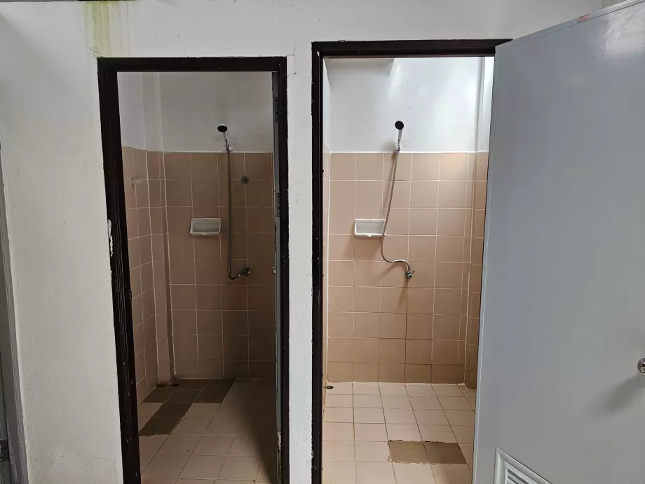 Duches gratuitos na cascata de Phaeng Noi