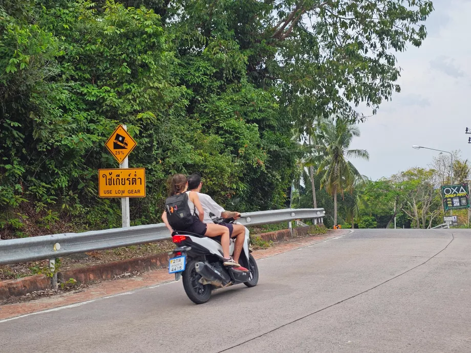Viajar de scooter em Koh Phangan