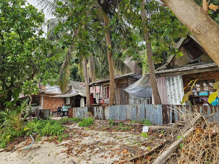 Praia de Rin Nai, um bairro de lata à beira-mar