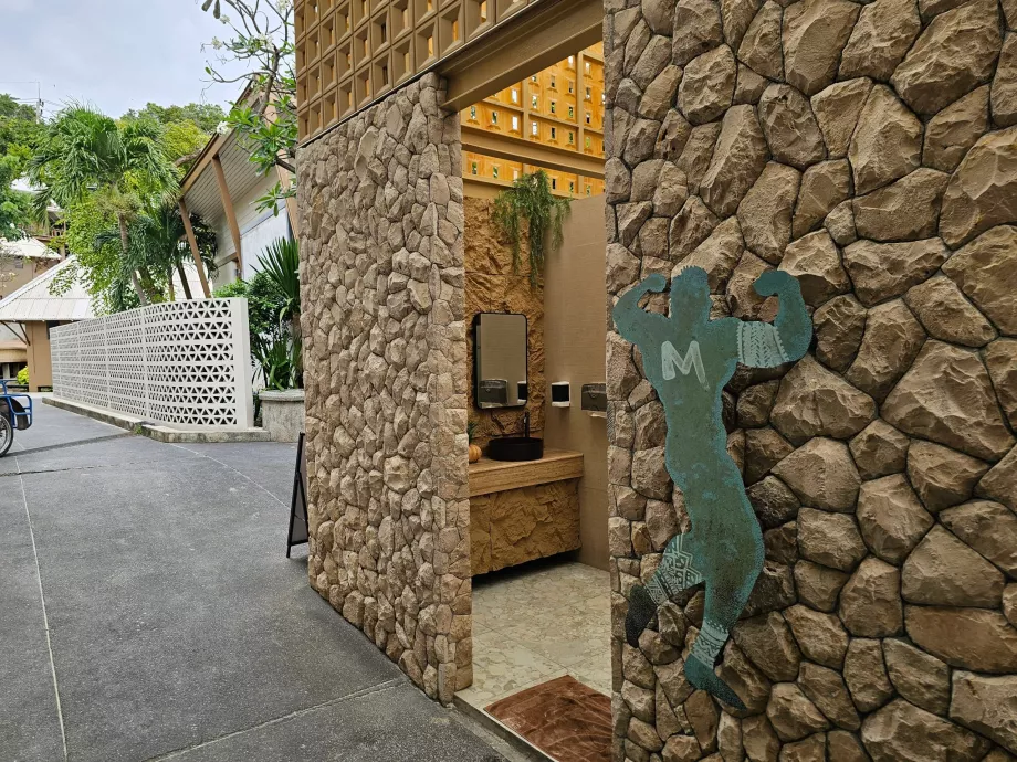 Praia de Rin Nai, casas de banho gratuitas