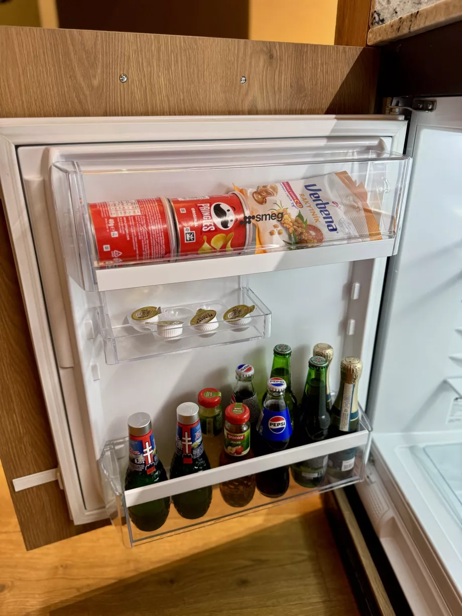 Frigorífico com mini-bar gratuito