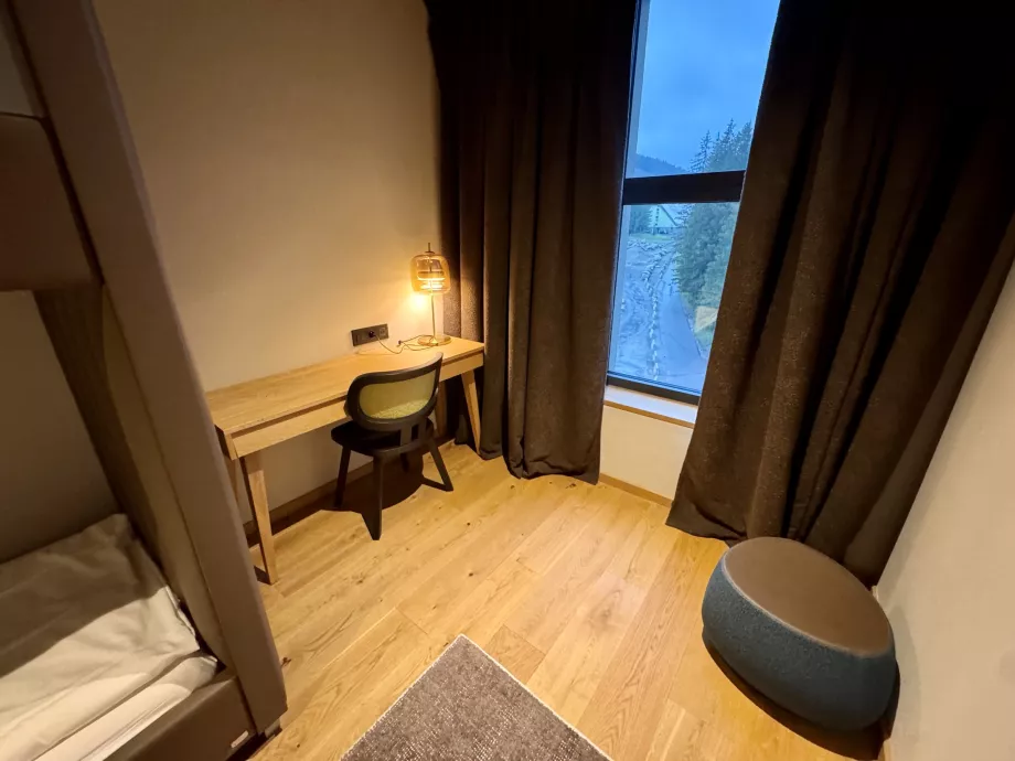 Secretária no quarto das crianças