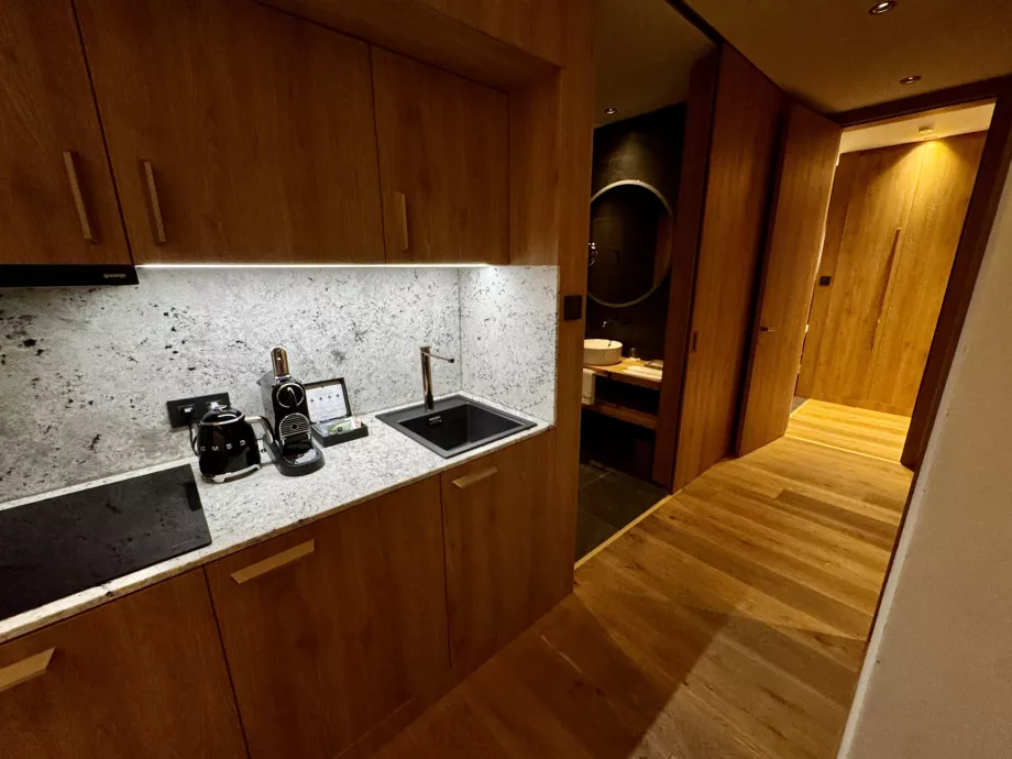 Cozinha e corredor para casas de banho e quartos