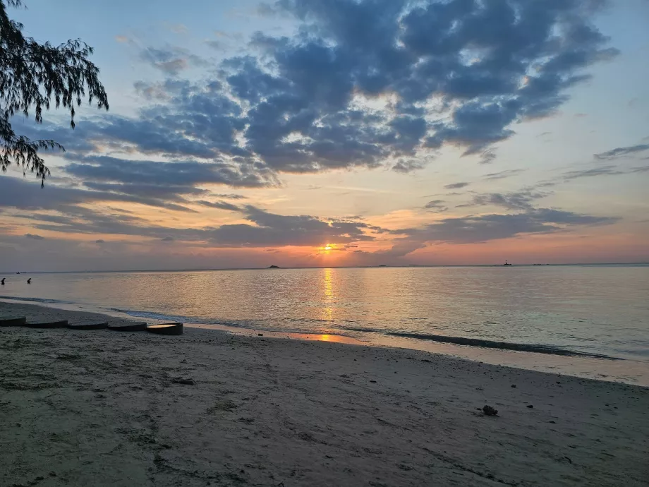 Pôr do sol na praia Zen