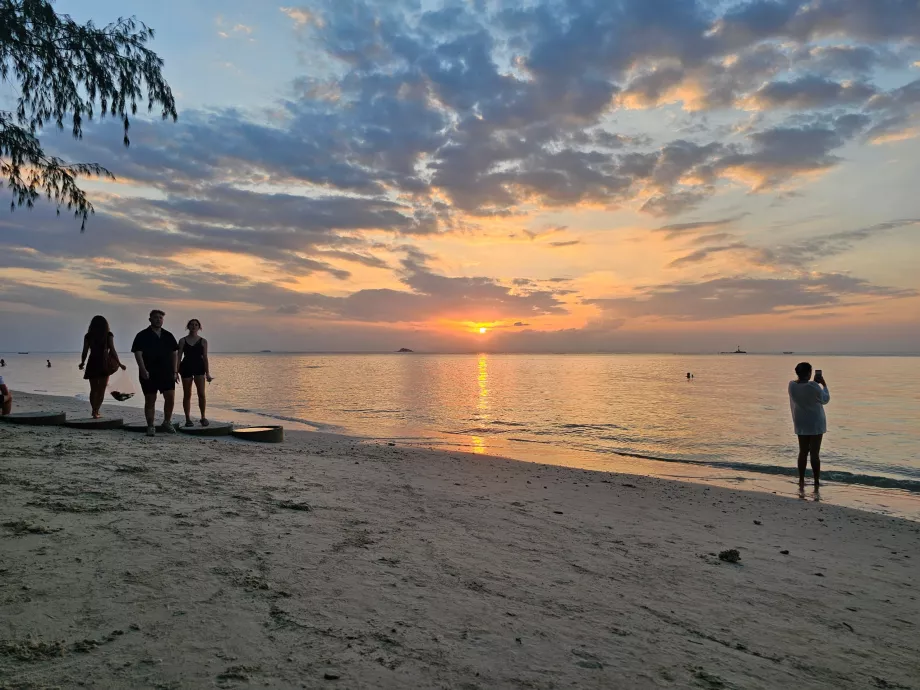 Pôr do sol na praia Zen