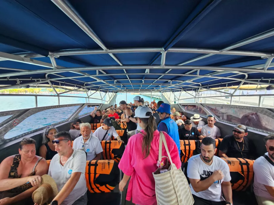 No interior da lancha rápida Koh Phangan - Koh Samui