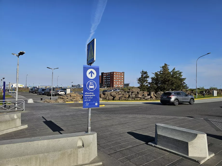 Direção para os parques de estacionamento de aluguer de automóveis