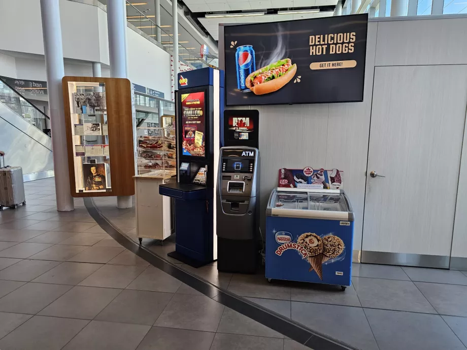 Multibanco no átrio das chegadas