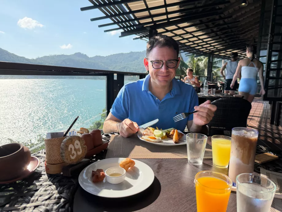 Eu no pequeno-almoço do hotel