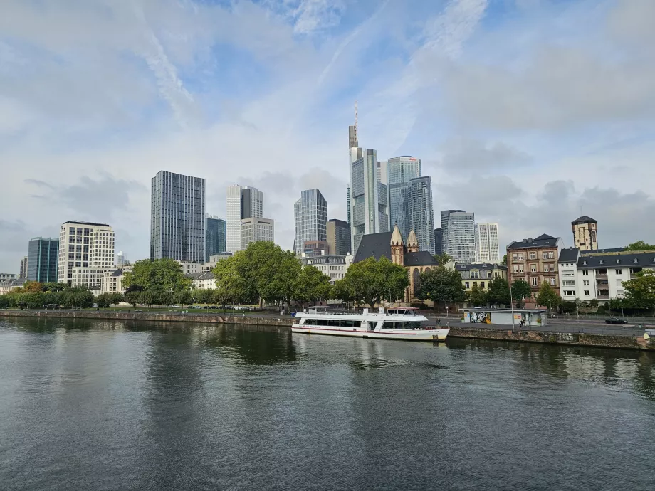 Vista do Eiserner Steg para o centro moderno