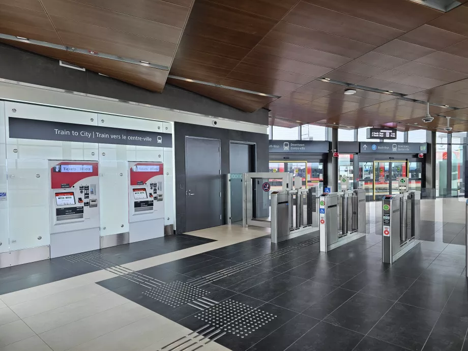 Máquinas de bilhetes e torniquetes para entrar na estação de comboios