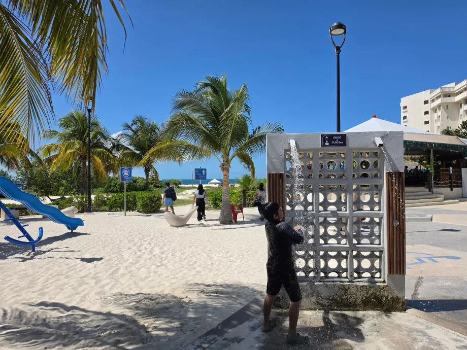 Chuveiros públicos na Playa Langosta