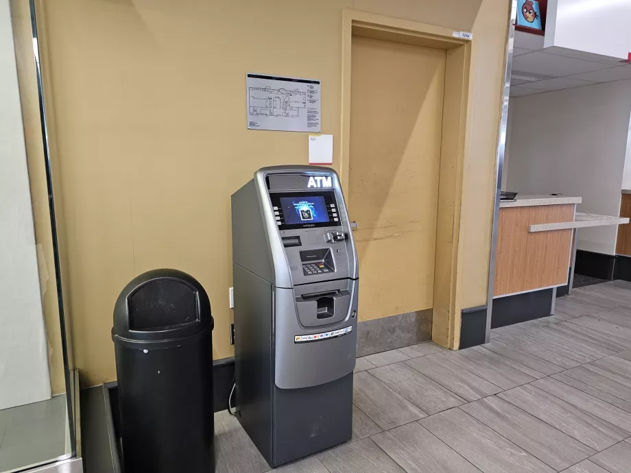 Multibanco no átrio das chegadas