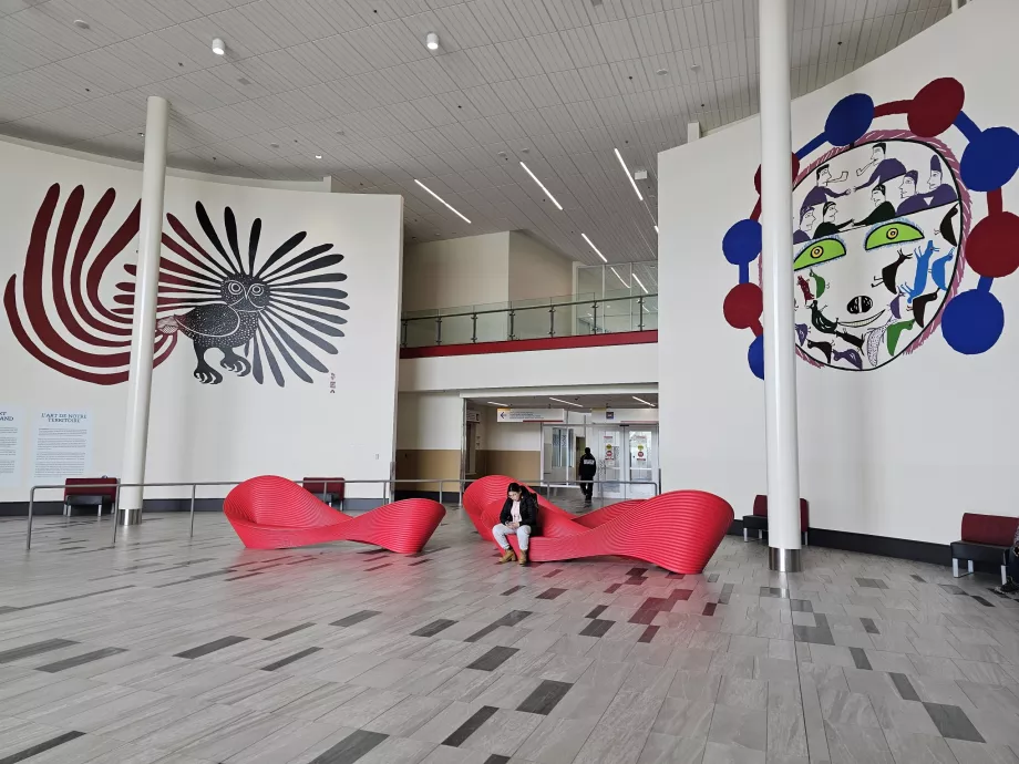 Área pública do aeroporto de Iqaluit
