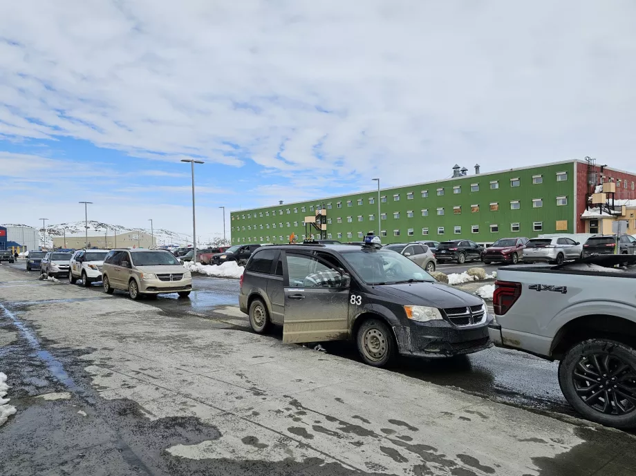 Táxi em frente ao átrio de chegada