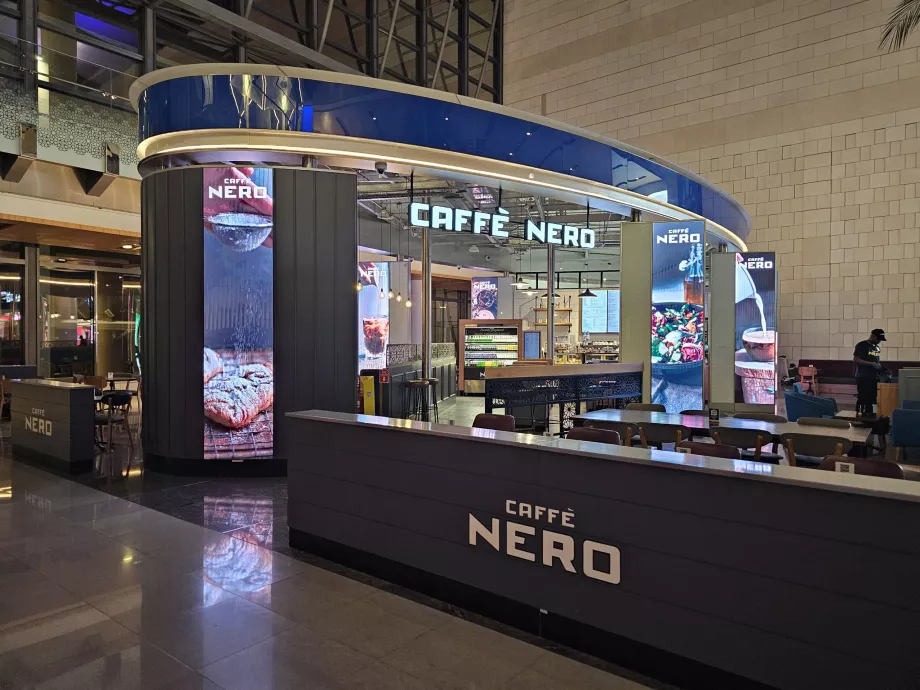 Caffé Nero, chegadas, área pública