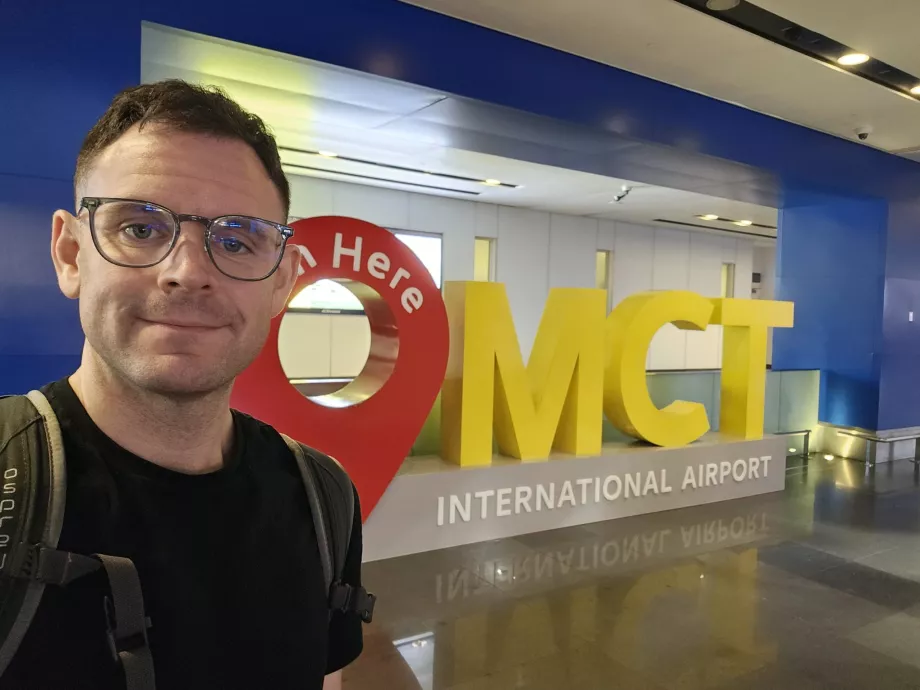Eu no aeroporto de Mascate