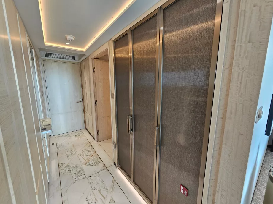 Corredor no quarto e roupeiros