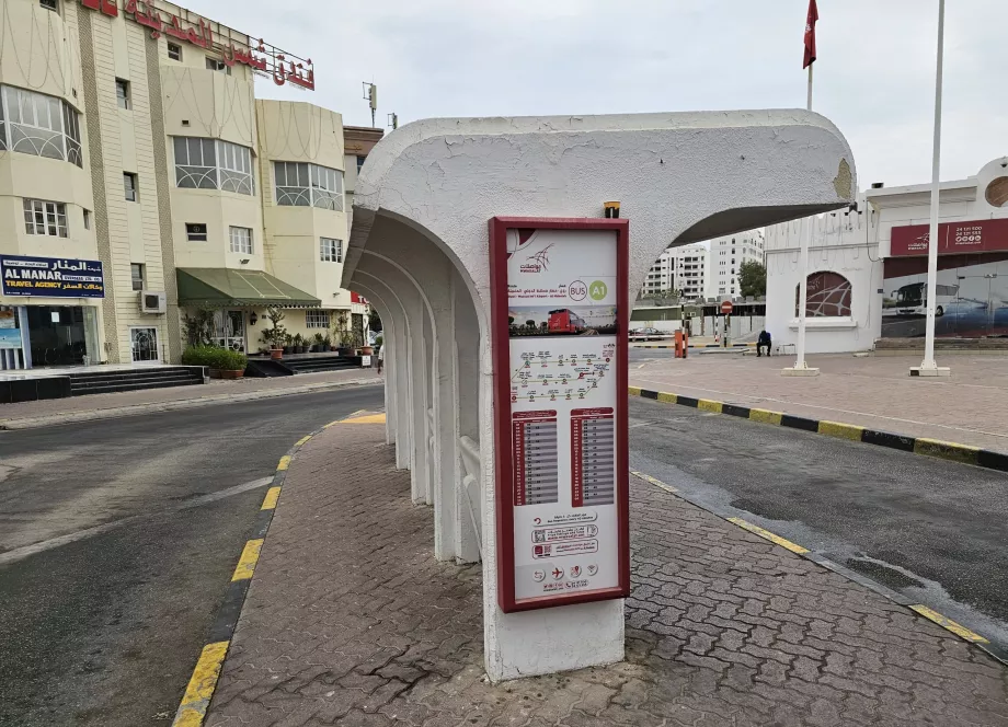 Paragem em direção ao aeroporto na estação de autocarros de Ruwi