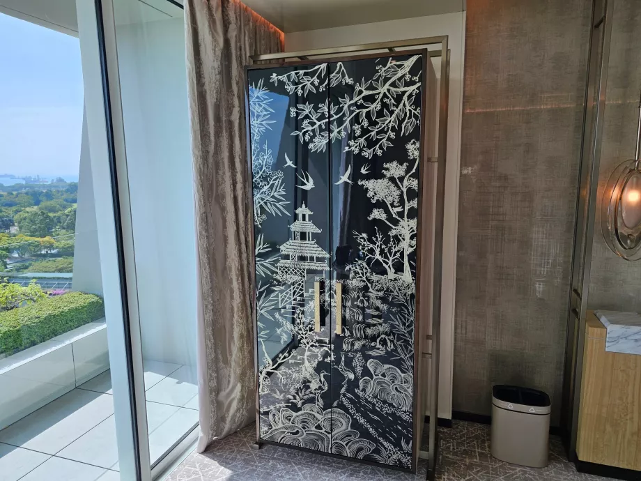 Roupeiro com mini-bar