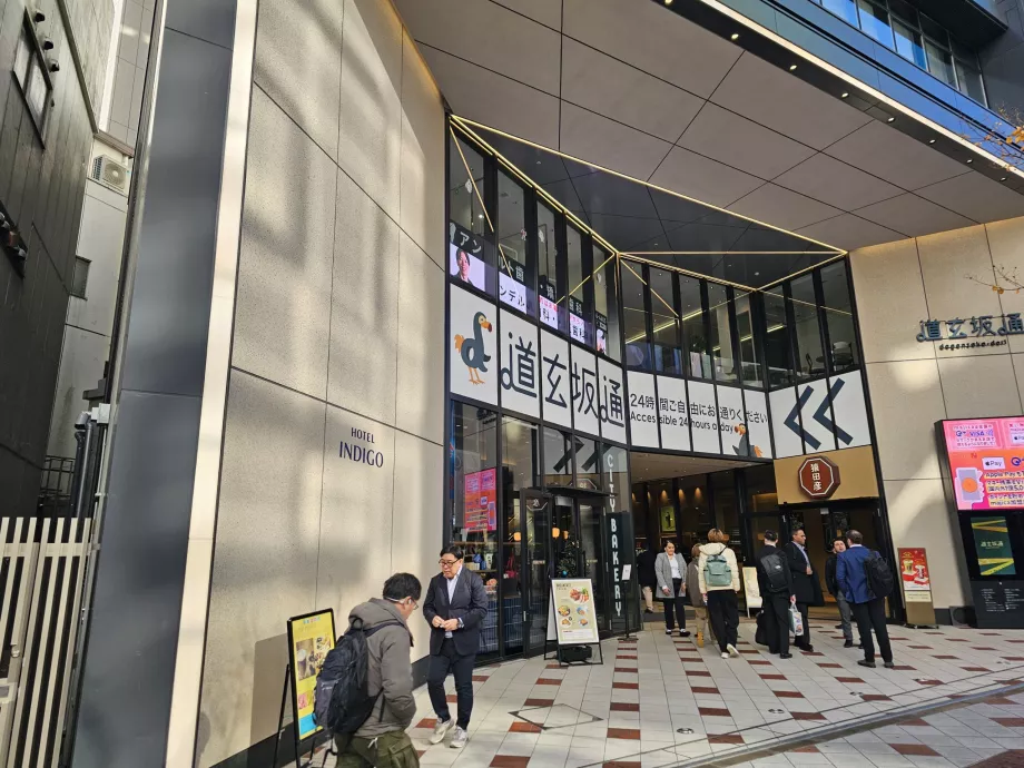 Entrada lateral a partir da rua principal através do centro comercial