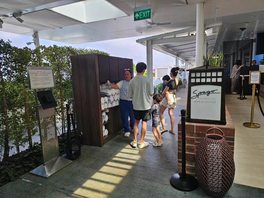 Entrada para a piscina do terraço